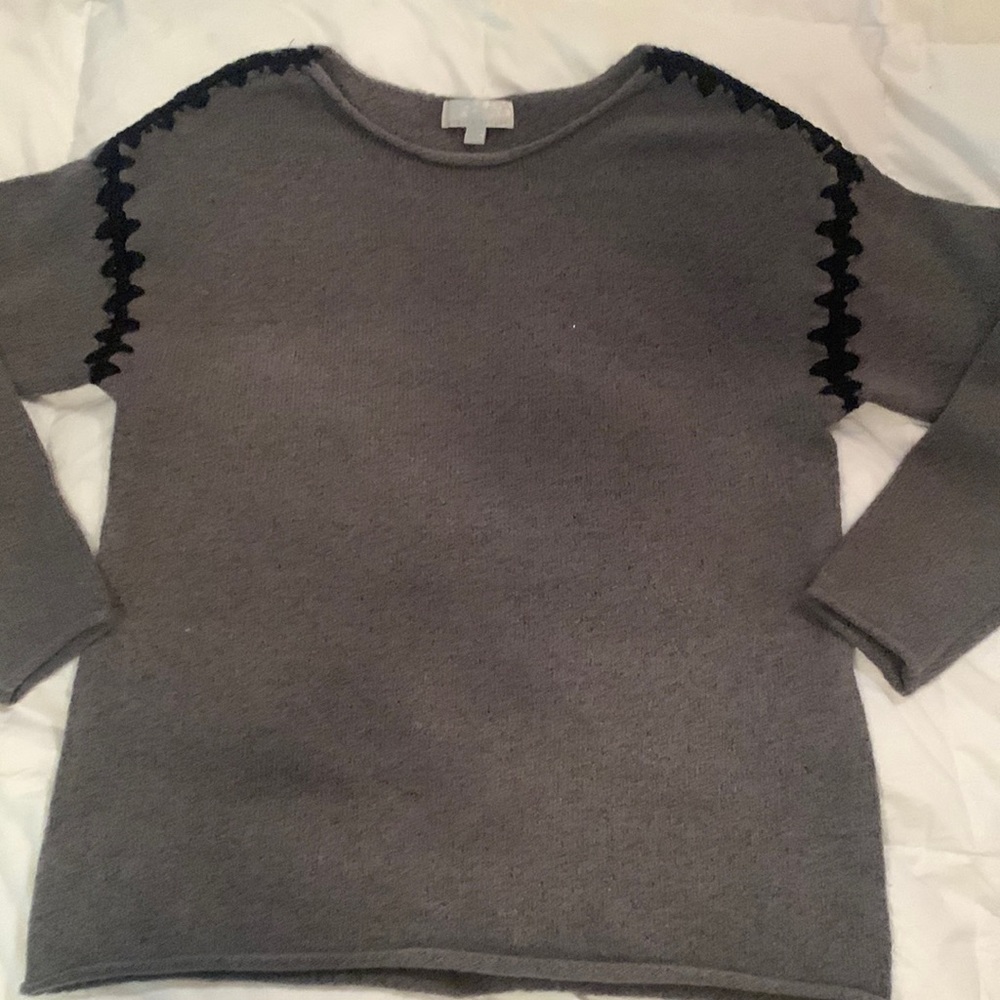 Carolyn Taylor top large gray with black detail sweater